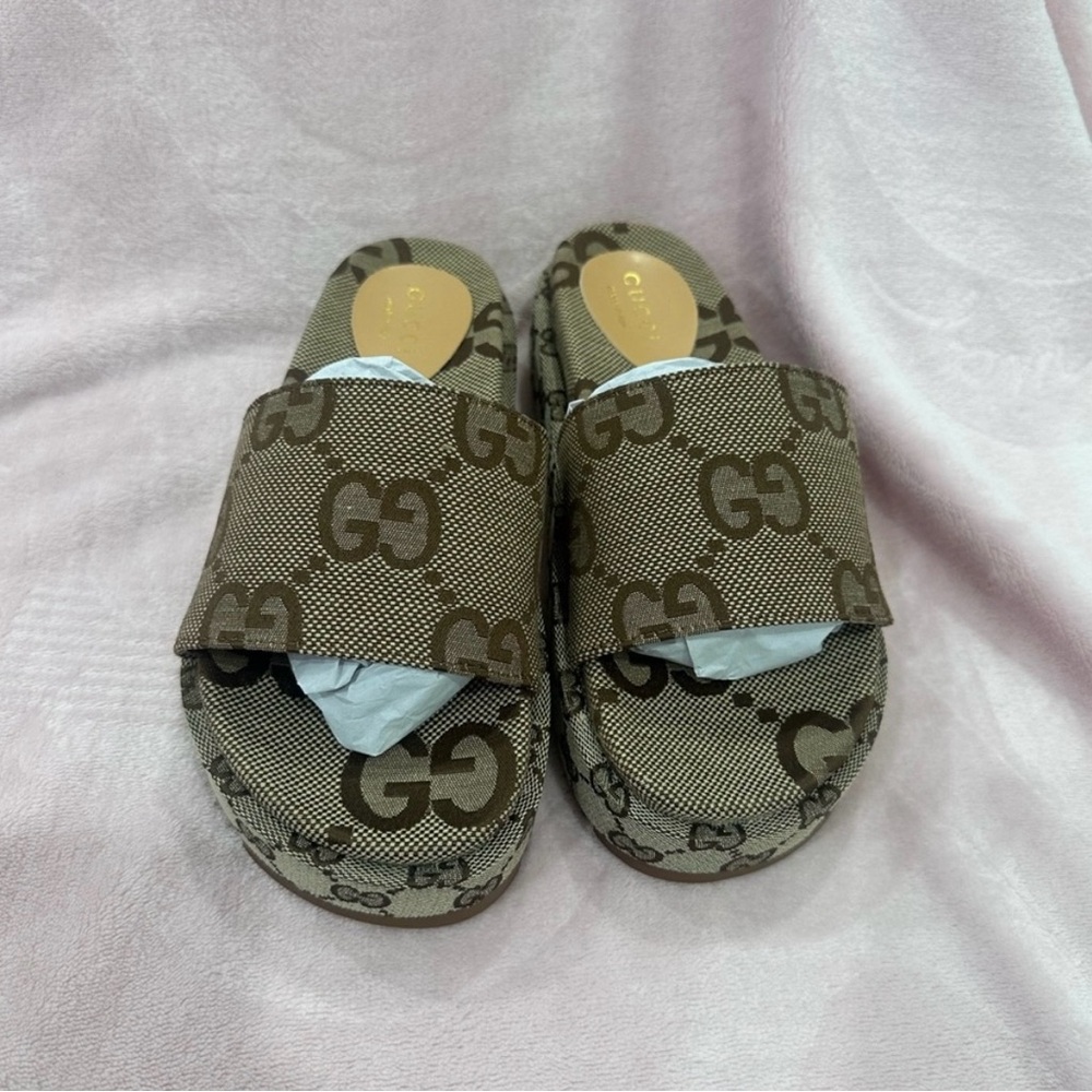 Brown GG Logo Slides platform